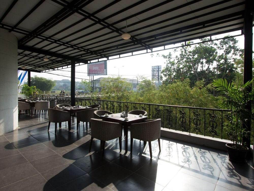 D'Salvatore Boutique Hotel Yogyakarta Maguwo Exteriör bild