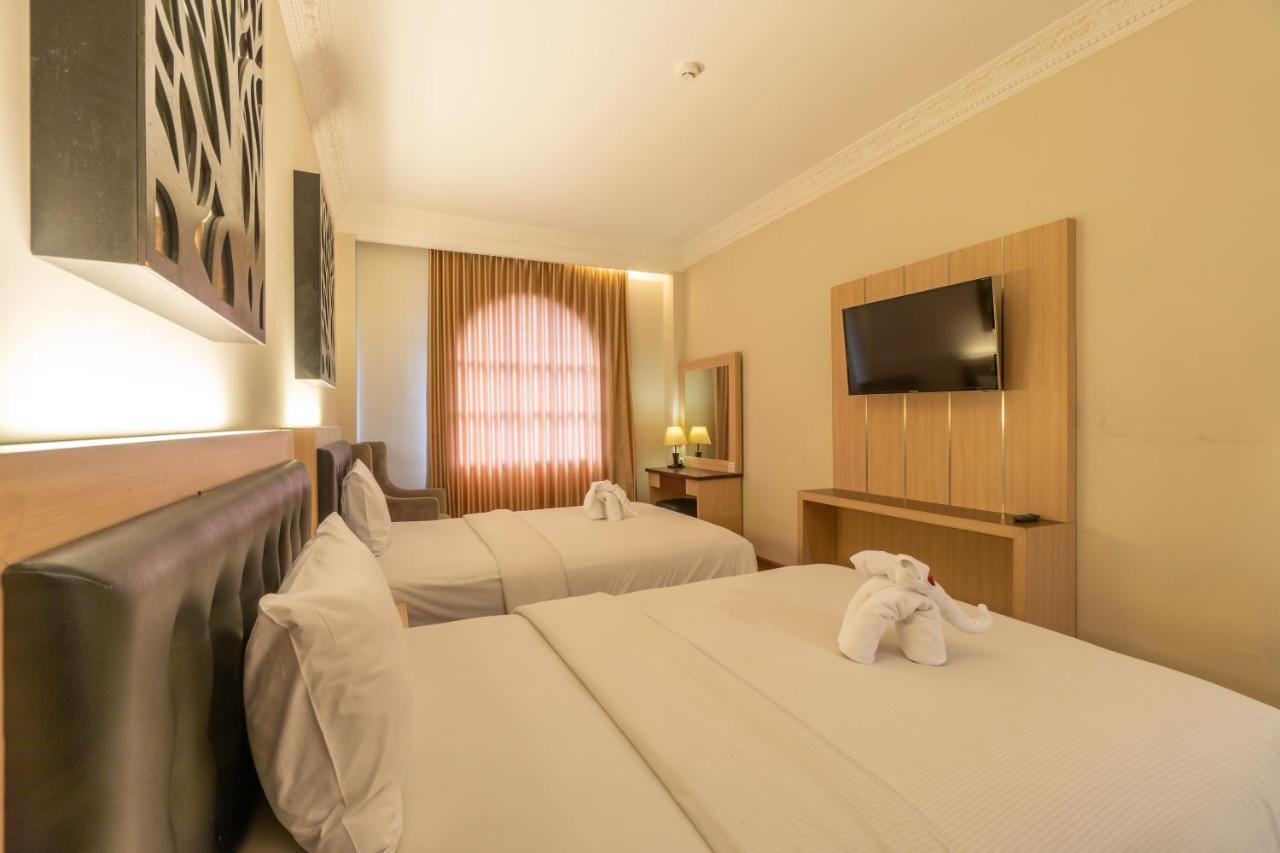 D'Salvatore Boutique Hotel Yogyakarta Maguwo Exteriör bild