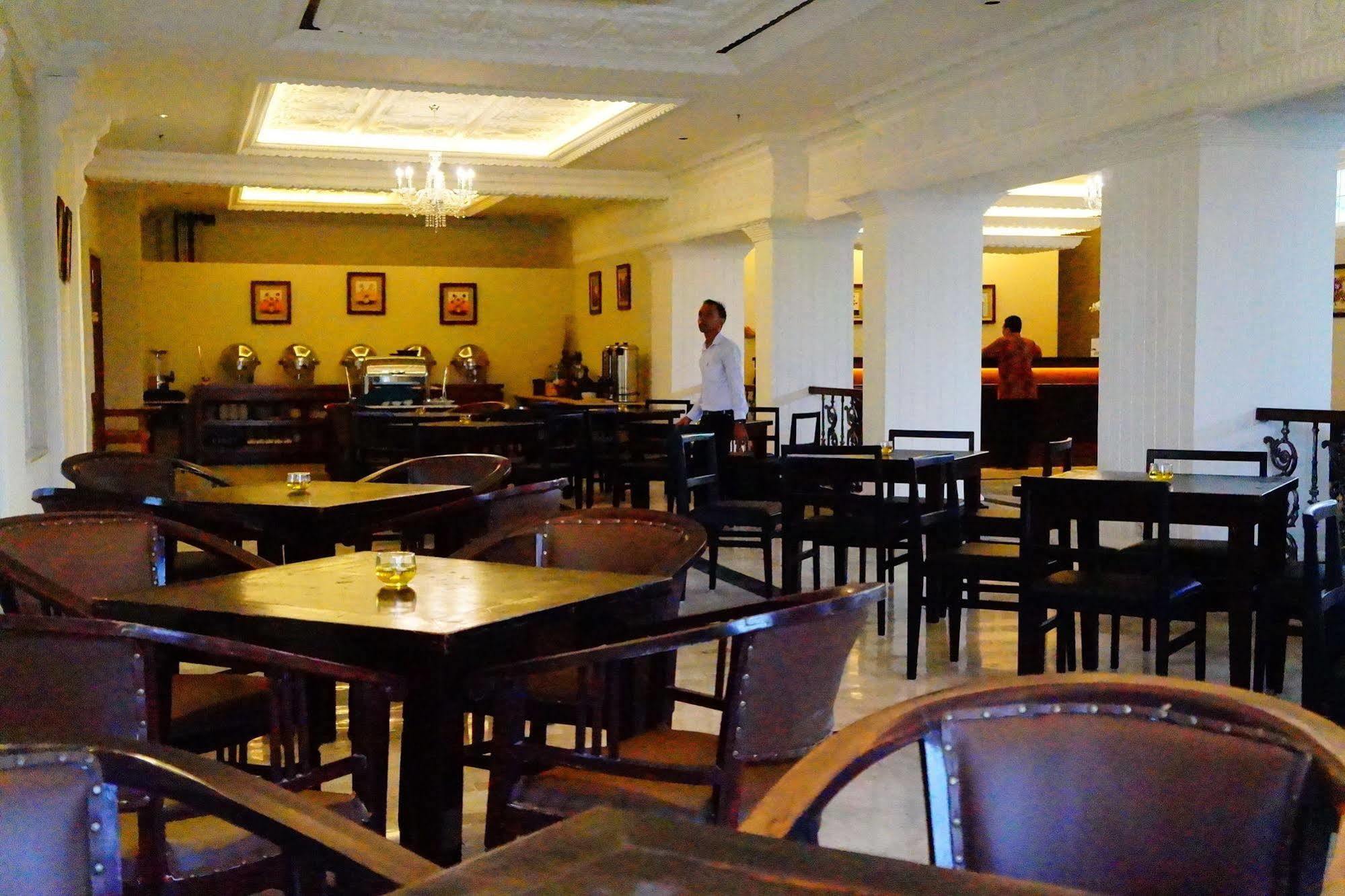 D'Salvatore Boutique Hotel Yogyakarta Maguwo Exteriör bild